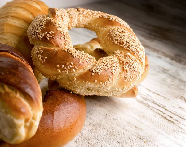 Vers Gebakken Knapperig Krakeling Met Sesam Rustieke Tafel — Stockfoto