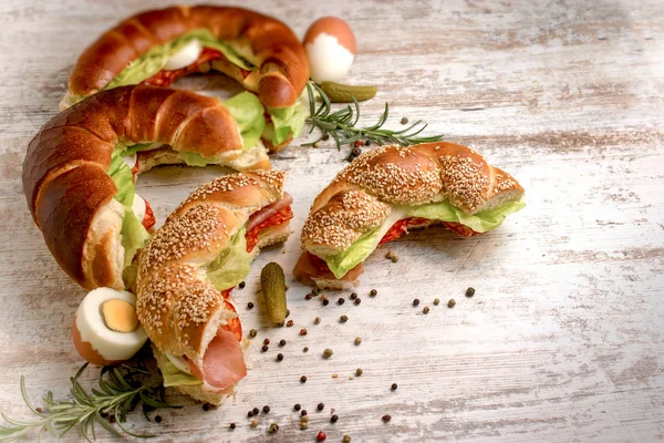 Sandwich Gebak Met Prosciutto Worst Zelfgemaakte Maaltijd — Stockfoto