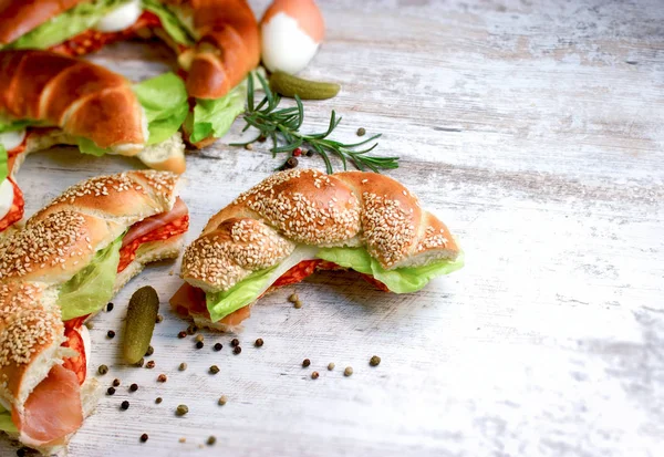 Heerlijke Maaltijd Sandwich Met Ham Worst Zelfgemaakte Sandwich — Stockfoto