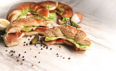 Sandviç salam ve sosis rustik masada