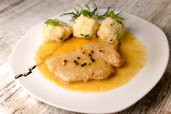 Porco Com Goulash Bolinhos Pão Prato Branco — Fotografia de Stock