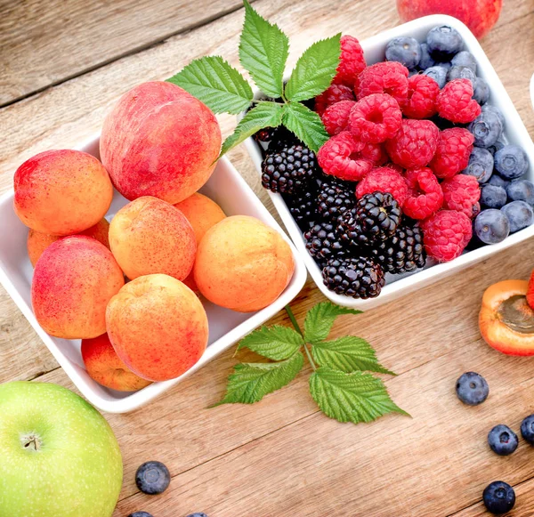 Egészséges Táplálkozás Friss Bio Bogyós Gyümölcsök Sárgabarack Tál — Stock Fotó