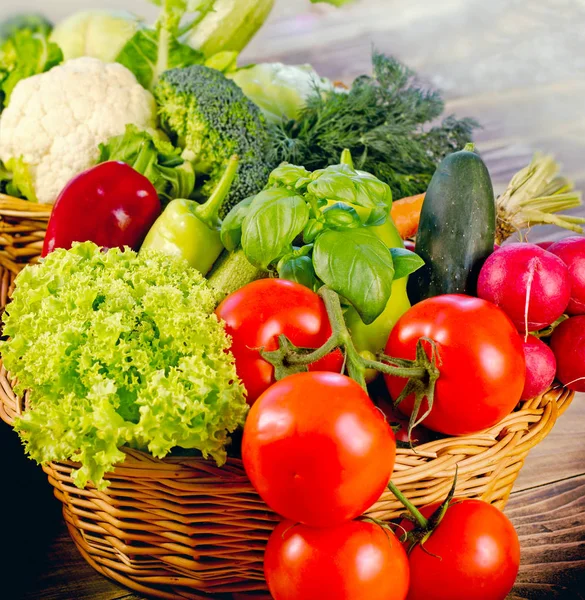 Alimentos Saudáveis Vegetais Orgânicos Frescos Cesta Vime — Fotografia de Stock