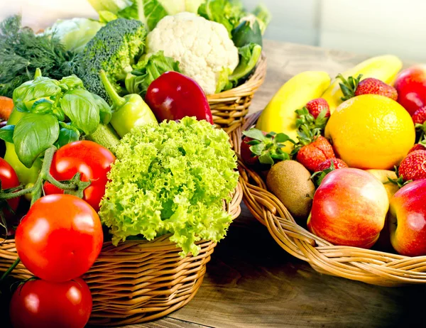 Hälsosam Kost Som Bygger Färska Ekologiska Frukter Och Grönsaker — Stockfoto