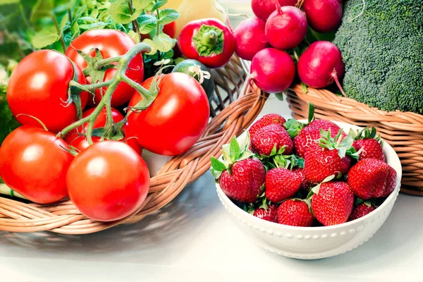 Groenten Fruit Kom Rieten Mand Biologisch Voedsel — Stockfoto