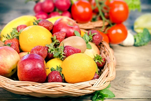 Groenten Fruit Rieten Mand Biologisch Voedsel Het Dieet — Stockfoto