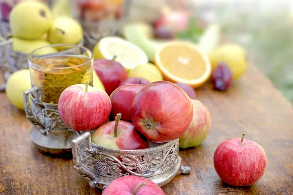 Äpfel Einer Silbernen Schüssel Und Ein Cider Auf Dem Tisch — Stockfoto