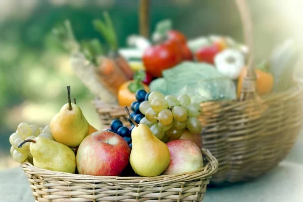 新鲜健康的食物在柳条篮子 有机水果和蔬菜 — 图库照片