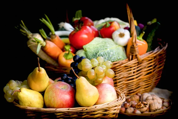 テーブルの上の籐のバスケットで有機果物や野菜 新鮮で健康的な食品 — ストック写真