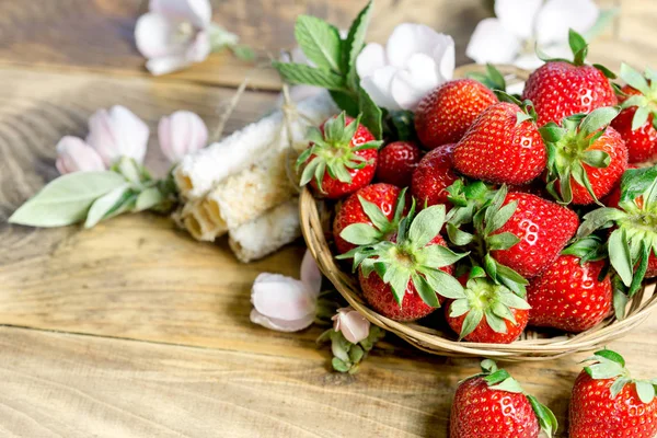 Vegetarisches Essen Gesunde Ernährung Bio Erdbeere Weidenkorb Auf Dem Tisch — Stockfoto