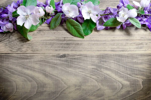 Schöner Eleganter Blumenschmuck Auf Rustikalem Holzgrund — Stockfoto