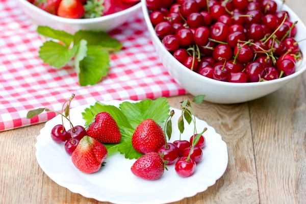 Organic Strawberry Sour Cherry Healthy Vegetarian Food — Stock Photo, Image