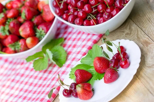 Organic Strawberry Sour Cherry Healthy Vegetarian Food — Stock Photo, Image