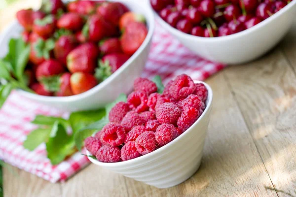 Hälsosam Vegetariah Mat Färsk Ekologisk Rospberry Jordgubb Och Sura Körsbär — Stockfoto