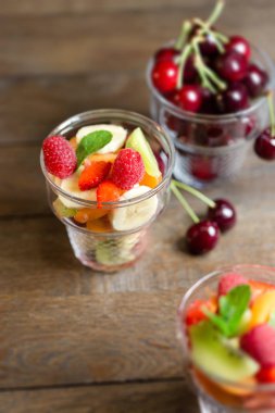 Taze hazırlanmış meyve salatası, sıcak yaz gününde lezzetli bir yemek 