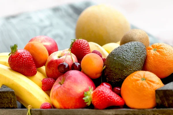 Fruta Fresca Frutas Orgánicas Cerca Mesa Rústica — Foto de Stock