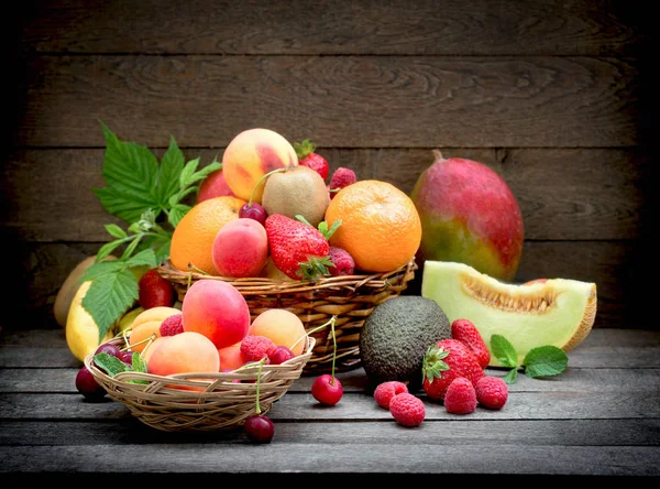 Aliments Sains Alimentation Saine Fruits Biologiques Frais Dans Panier Osier — Photo
