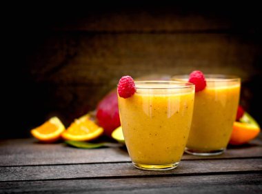 Taze tropikal egzotik meyve ile hazırlanan lezzetli içecek 