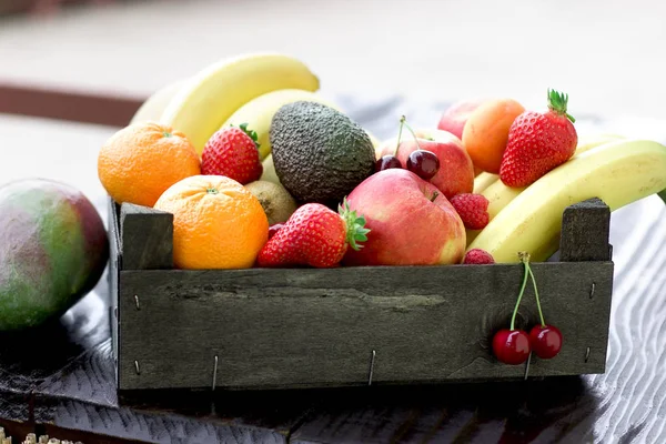 Geschmackvolle Bio Früchte Einer Holzkiste Auf Rustikalem Tisch — Stockfoto