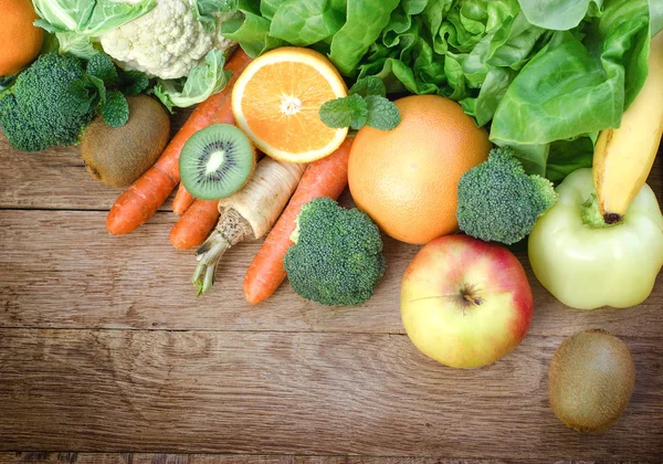 健康食品 新鲜有机水果和蔬菜在餐桌上 — 图库照片