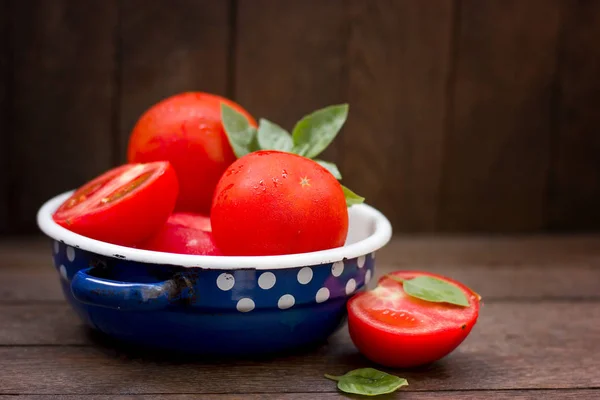 Pomidor Bazylia Rustykalnym Miskę Zbliżenie Stole — Zdjęcie stockowe