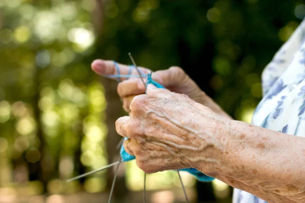 Jubilada Mujer Pensionista Pasa Tiempo Libre Tejer Calcetines Para Sus — Foto de Stock