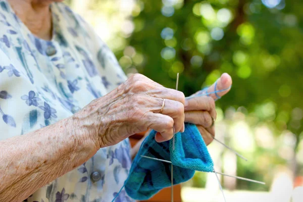 Emekliler Kadın Torunları Için Çorap Örme Emekli Yaşam Tarzı Kavramı — Stok fotoğraf