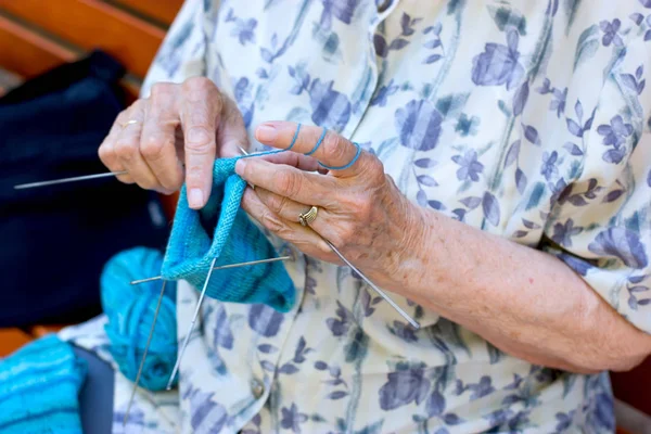 Emekli Emekli Kavramı Boş Zamanlarında Yaşlı Emekli Kadın Torunları Için — Stok fotoğraf