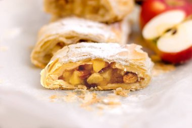 Elma strudel yakın çekim, lezzetli incelik 