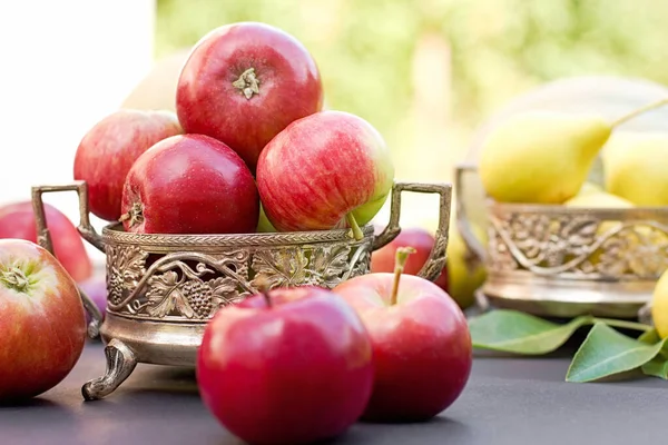 Appels Peren Antieke Zilveren Schaal Tafel Close — Stockfoto