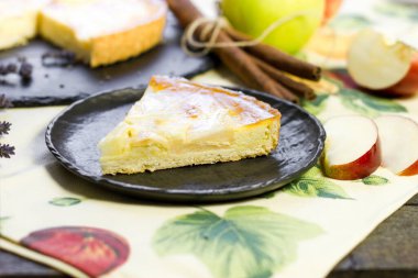 Kırsal siyah tabakta ev yapımı elmalı turta dilimi