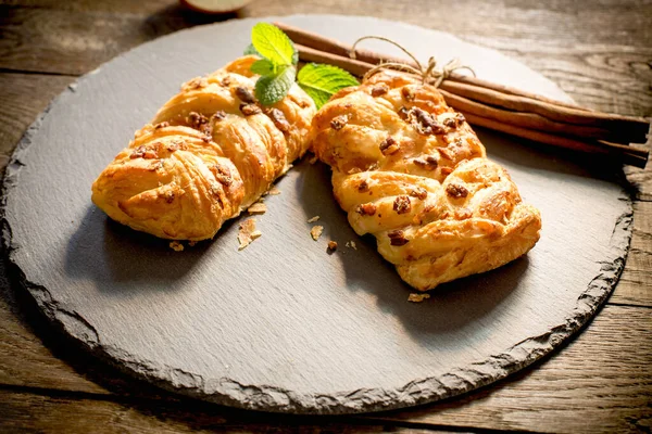 Krokante Appelstrudel Gevuld Met Appeljam Appeltaart Bestrooid Met Walnoot Kaneelstokje — Stockfoto