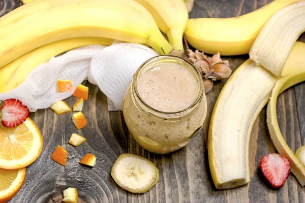 Minuman Pisang Yang Baru Dicampur Smoothie Pisang Minuman Dingin Yang — Stok Foto