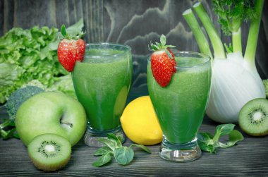 Sağlıklı yeşil smoothie masada, güçlü antioksidan