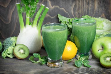 Sağlıklı yeşil smoothie yakın planda.