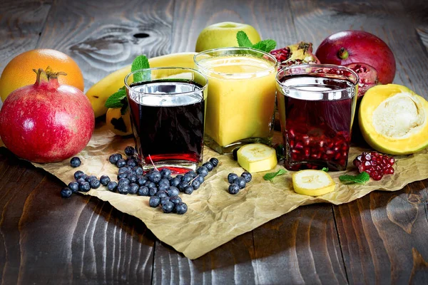 Helty Drinks Getränke Exotischer Fruchtsaft Drosselbeerensaft Aronia Saft Granatapfelsaft Bananen Stockfoto