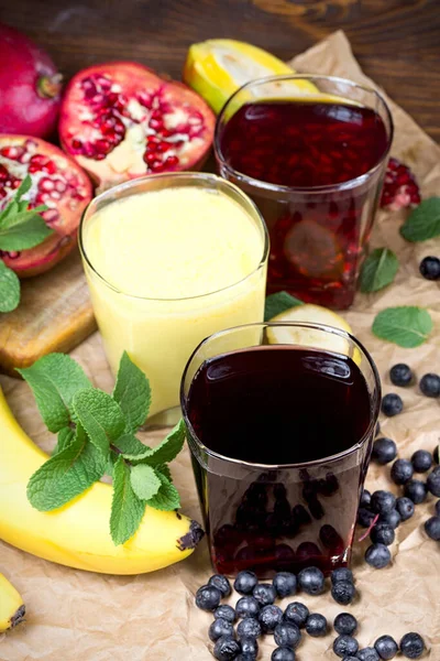 Gesunde Getränke Und Obst Auf Dem Tisch — Stockfoto