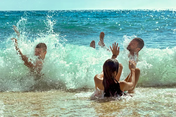 Disfrutar Playa Amigos Disfrutar Las Olas Disfrutar Divertirse Playa — Foto de Stock