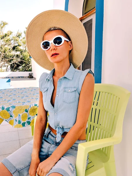 Lady Moda Estate Accessori Jeans Vestito Una Posizione Tropicale Viaggi — Foto Stock