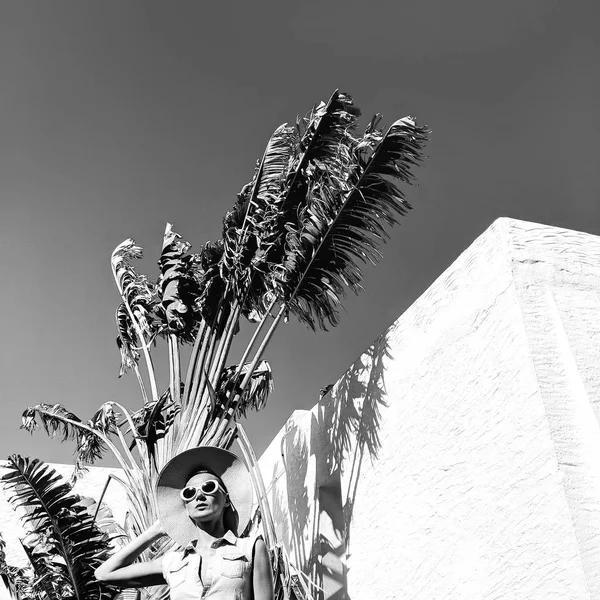 Vintage Girl Fashion Accessories Hat Sunglasses Palm Location Beach Retro — Stock Photo, Image