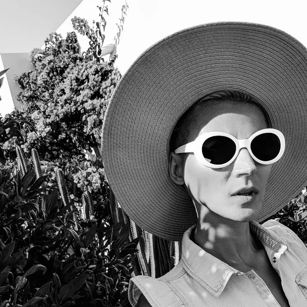 Vintage Girl Fashion Accessories Hat Sunglasses Plant Location Beach Retro — Stock Photo, Image