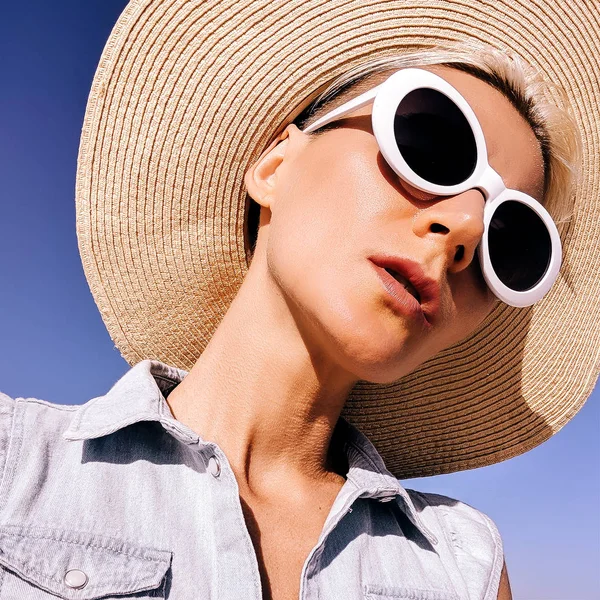 时尚饰品的女孩 帽子和太阳镜 海滩心情共鸣 — 图库照片