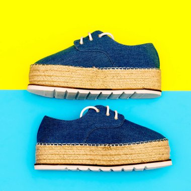 Bir platform üzerinde kot ayakkabılar. Trend şık yaz