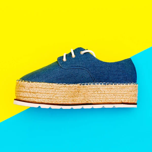 Bir platform üzerinde kot ayakkabılar. Moda trend yaz