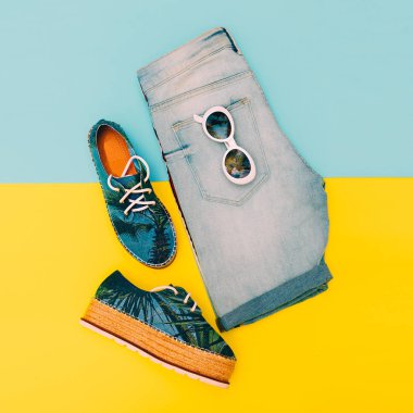 Beach vibes sadece. Moda Plajı bakmak. Kot şort ve mokasen
