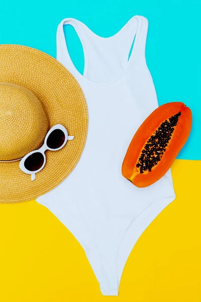 Vestito Spiaggia Costume Bianco Accessori Look Estivo — Foto Stock