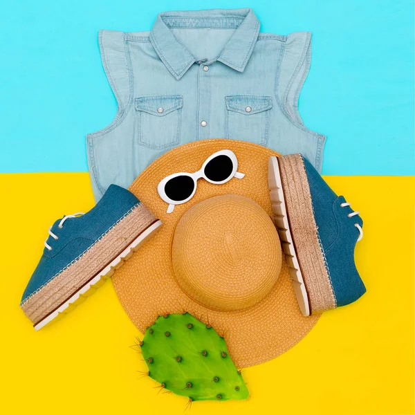 Yaz Plaj Kıyafeti Gömlek Güneş Gözlüğü Şapka Şık Kot Ayakkabılar — Stok fotoğraf