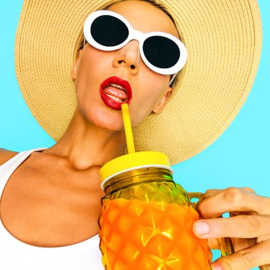 Şık aksesuarlar taze Smoothies kız. Şapka ve güneş gözlüğü. Beach vibes