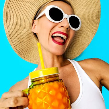 Kızlar eğlenmek istiyorum. Mutlu plaj partisi kız. Parti el ilanı için kullanın. Beach taze ruh hali