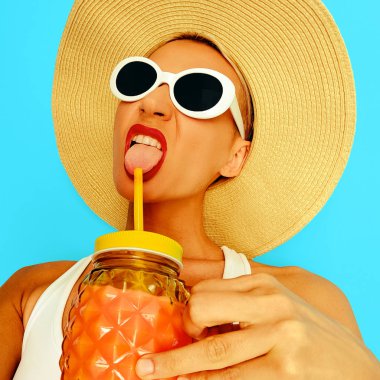 Swag Beach tatil kız. Parti el ilanı için kullanın. Smoothies taze ruh hali